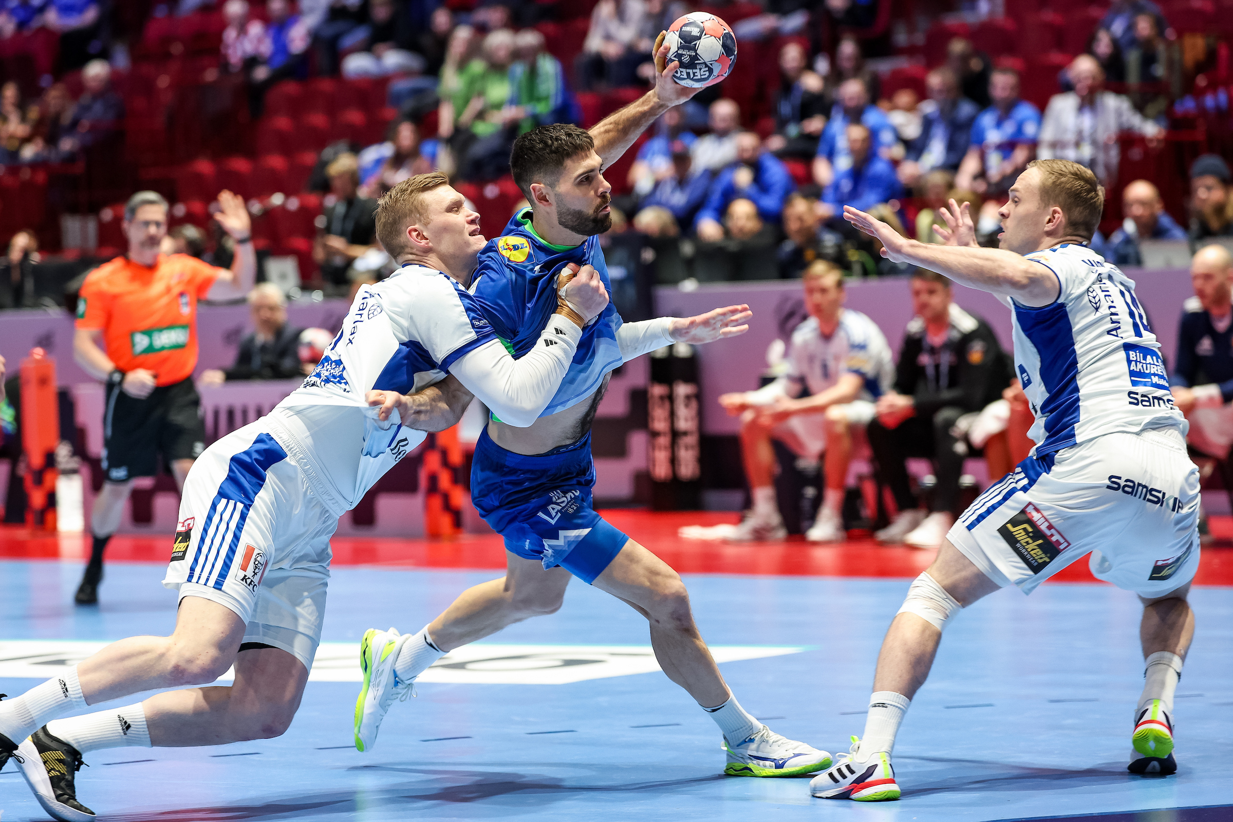 Live blog: Iceland and Portugal edge out to early leads