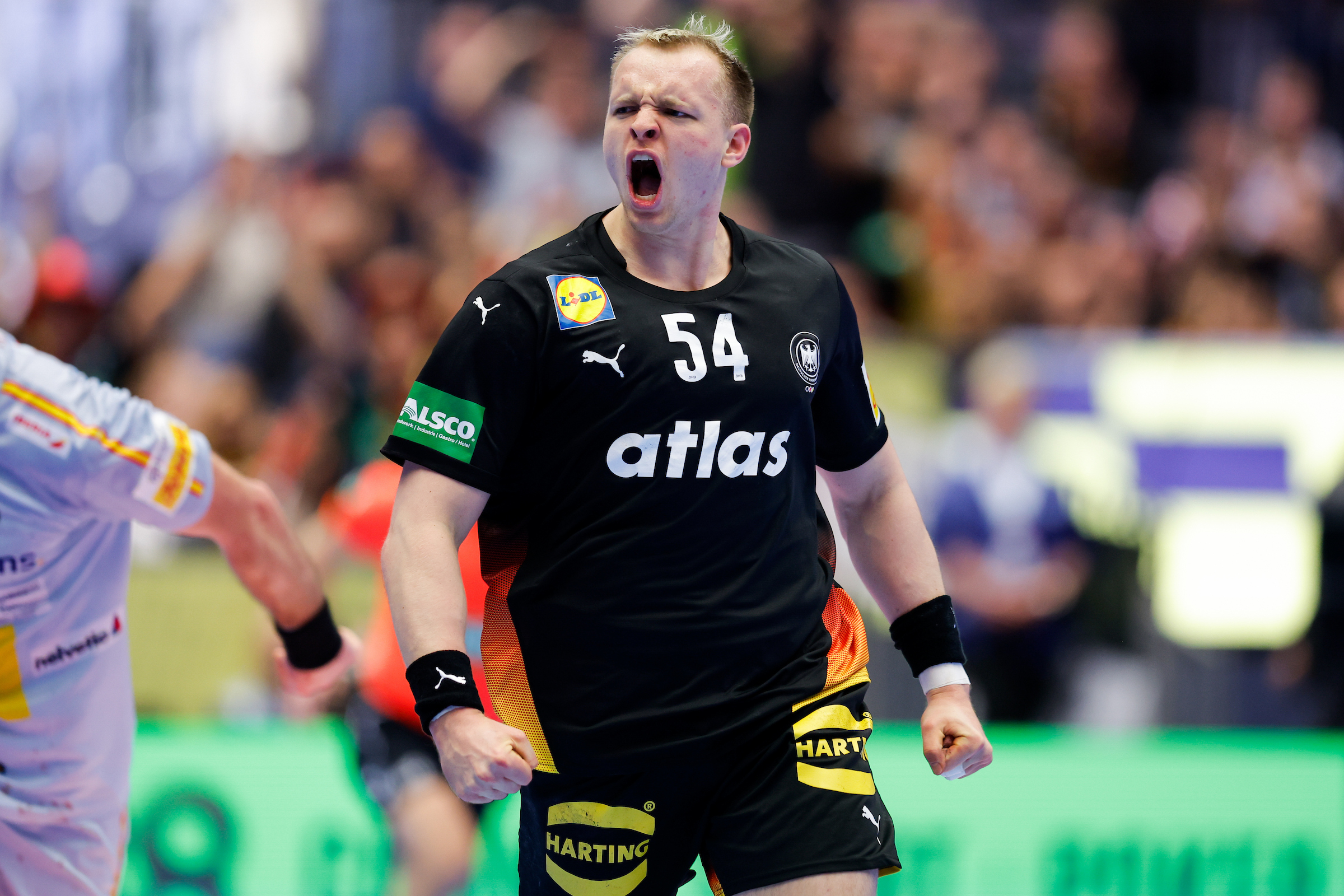 Summary: Germany and France take two points to main round