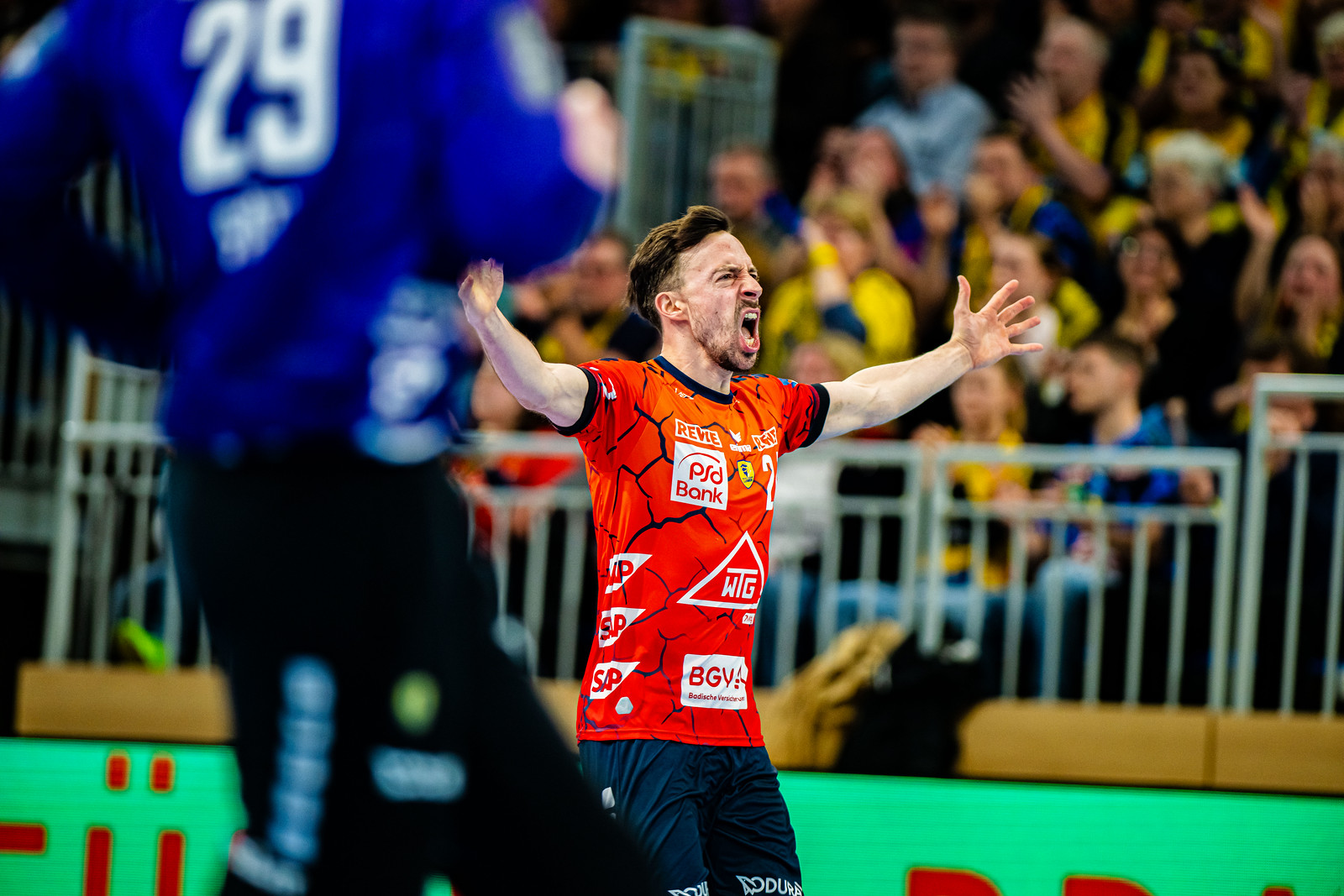 Löwen step closer to Hamburg with win over Sporting