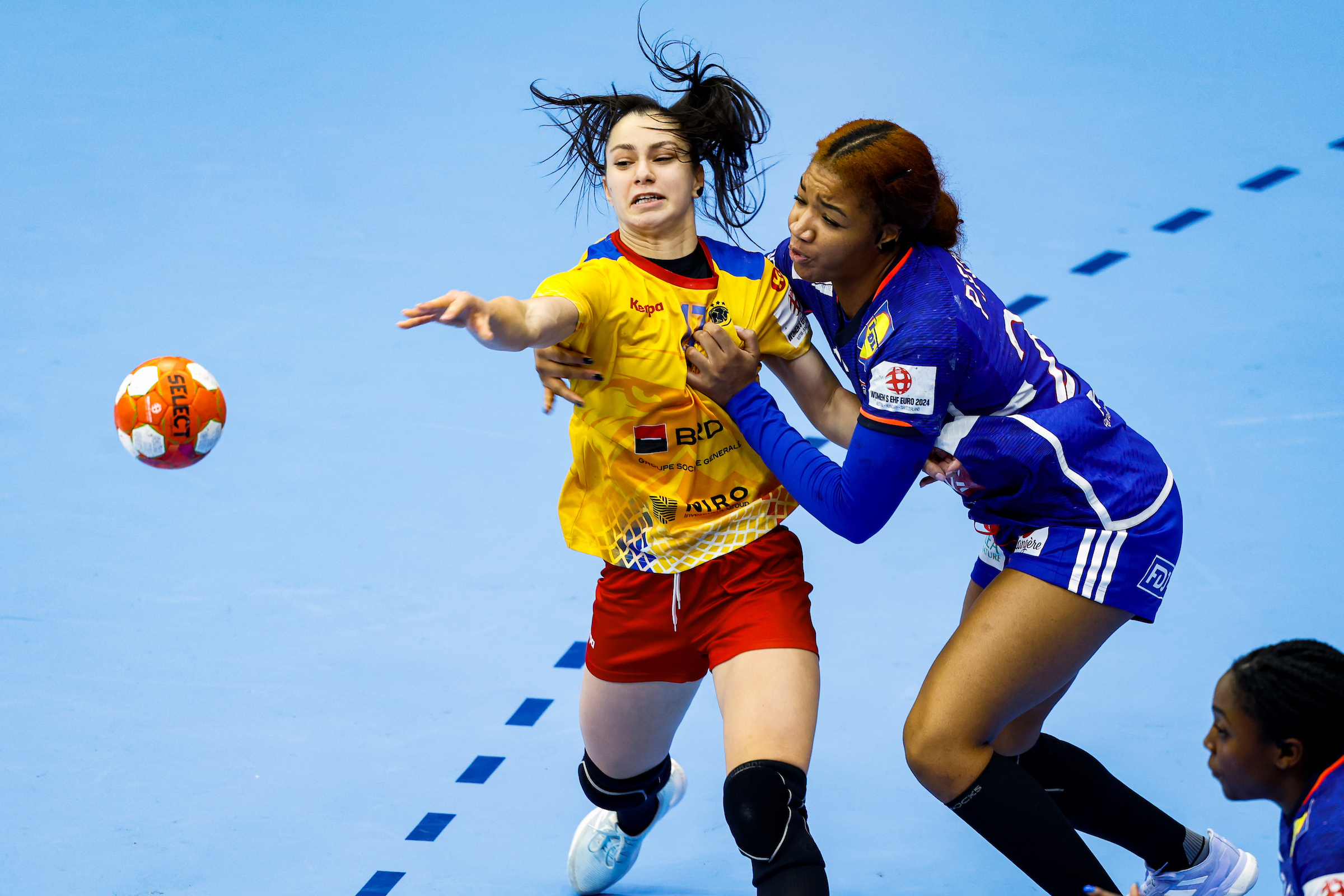 France beat brave Romania in close EHF EURO main round game