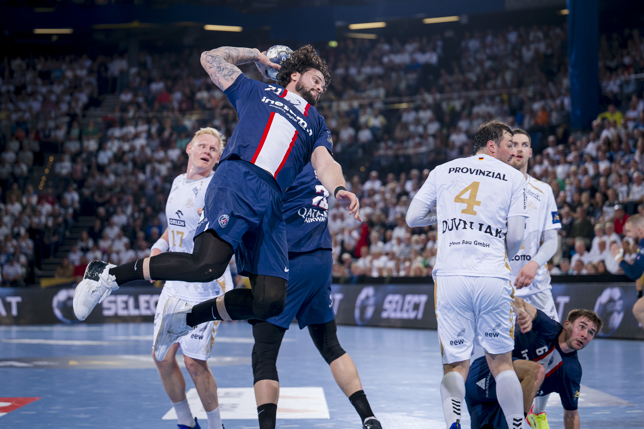 Paris travel back from Kiel with a four-goal advantage