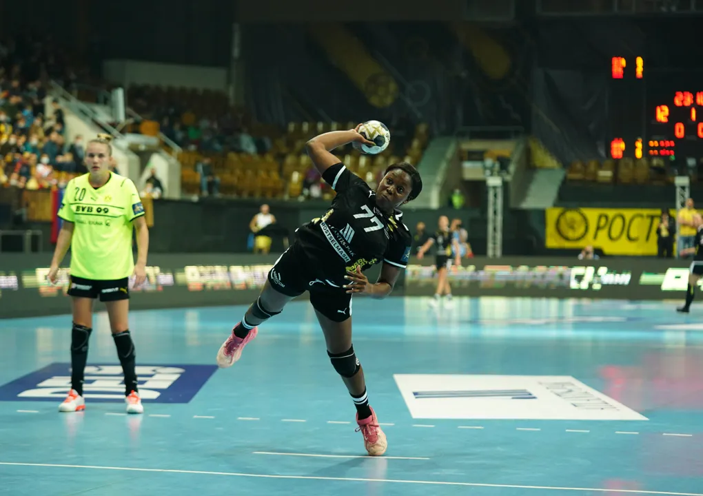 Rostov strengthen lead with win over Dortmund