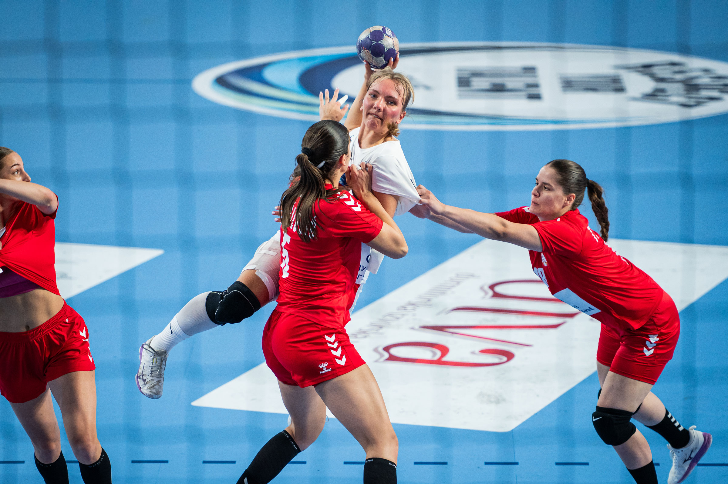 Big wins and first defeats as W19 EHF EURO main round starts