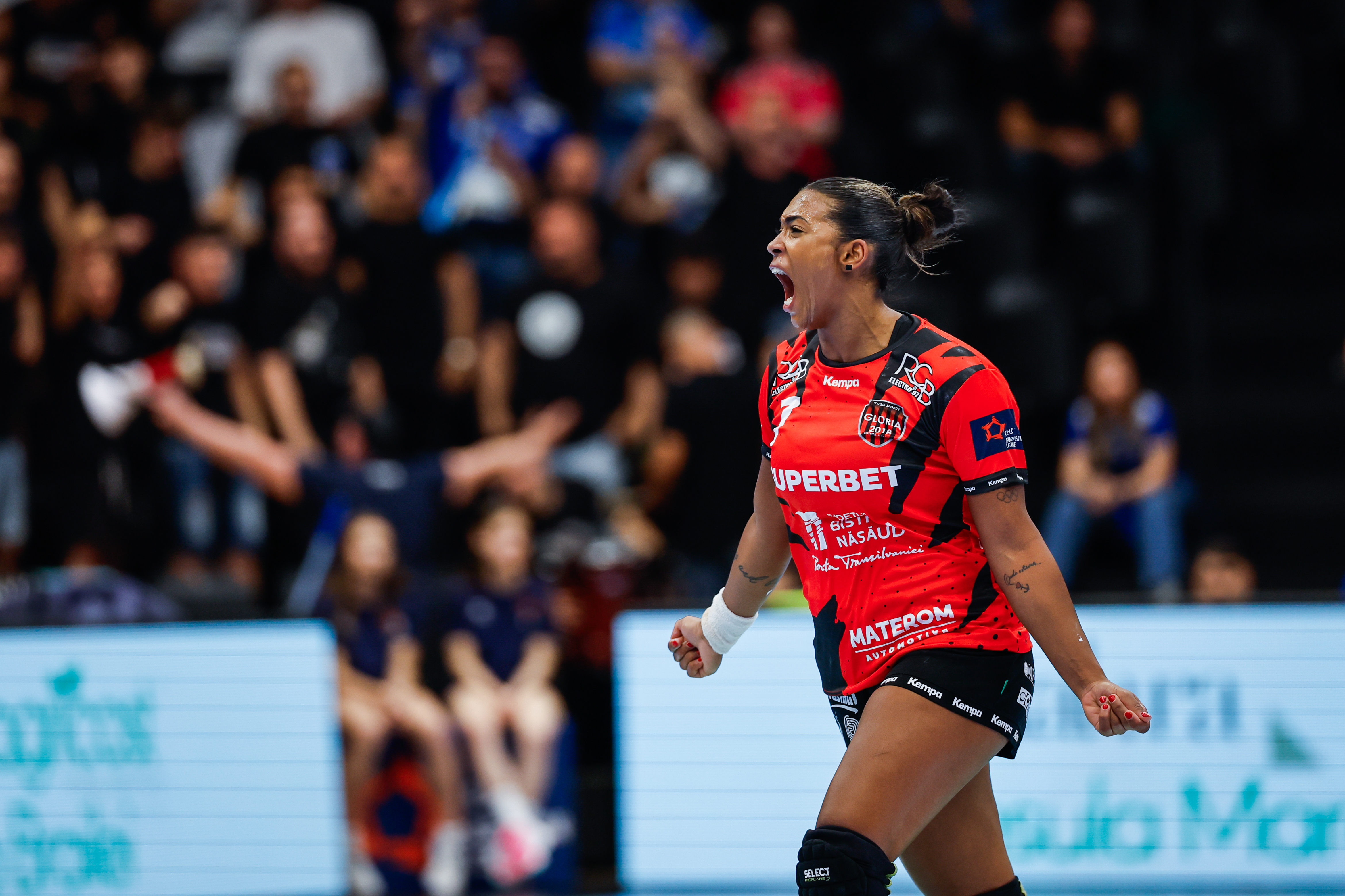 Gloria in the final after a convincing win in the Romanian duel