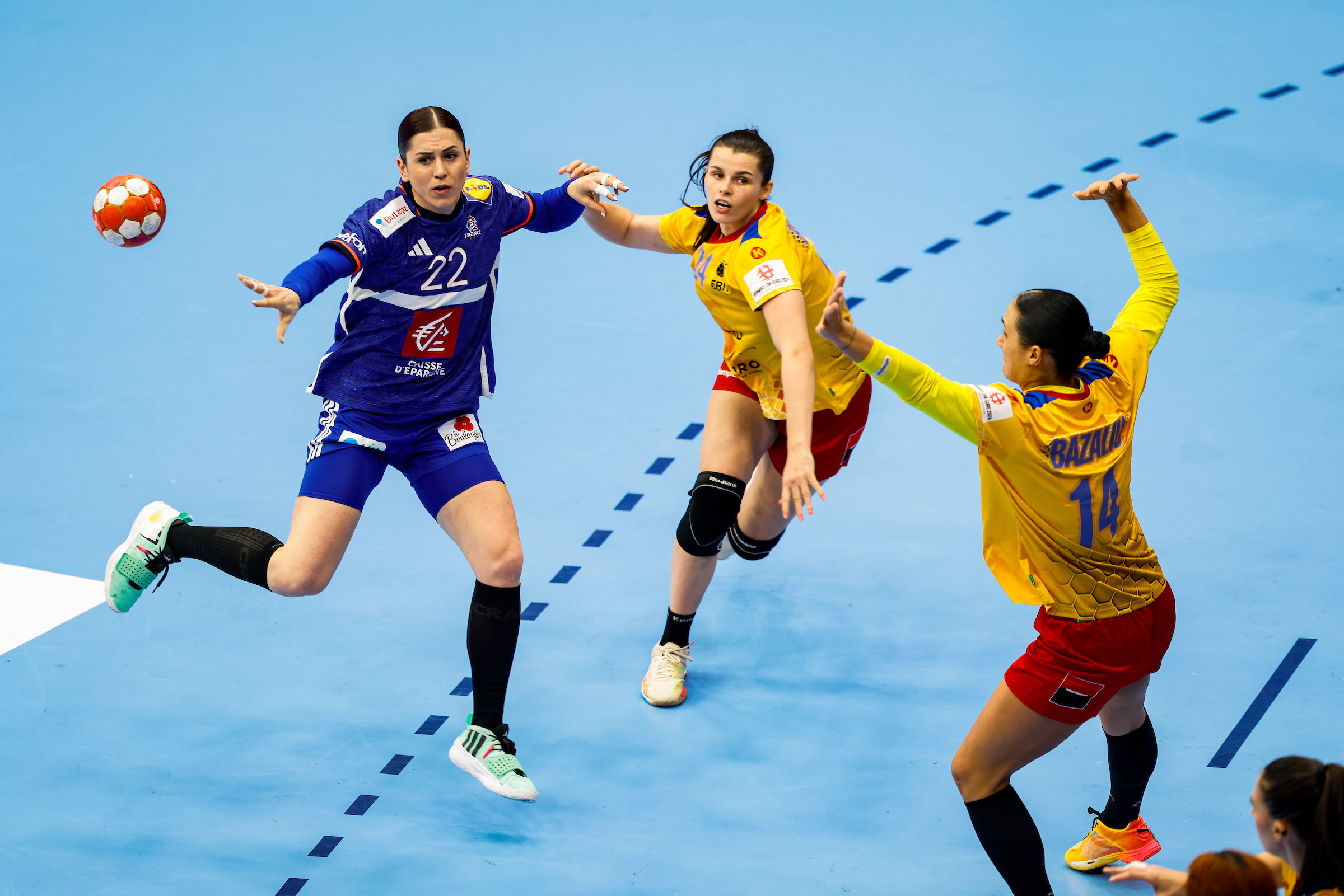 France beat brave Romania in close EHF EURO main round game