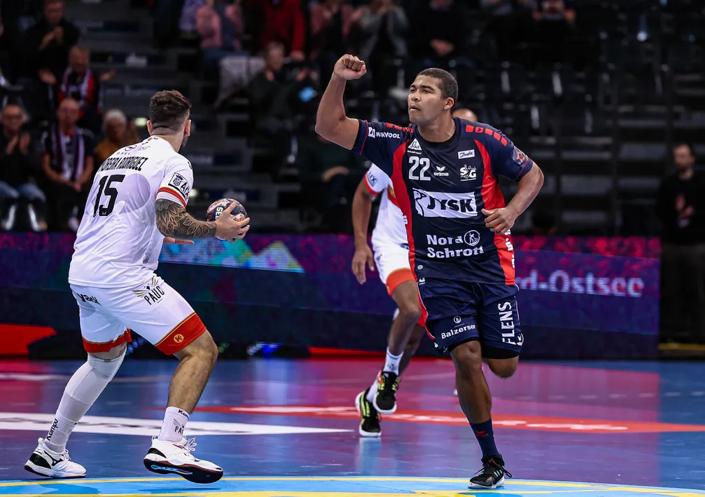 Flensburg and Valur extend winning streaks