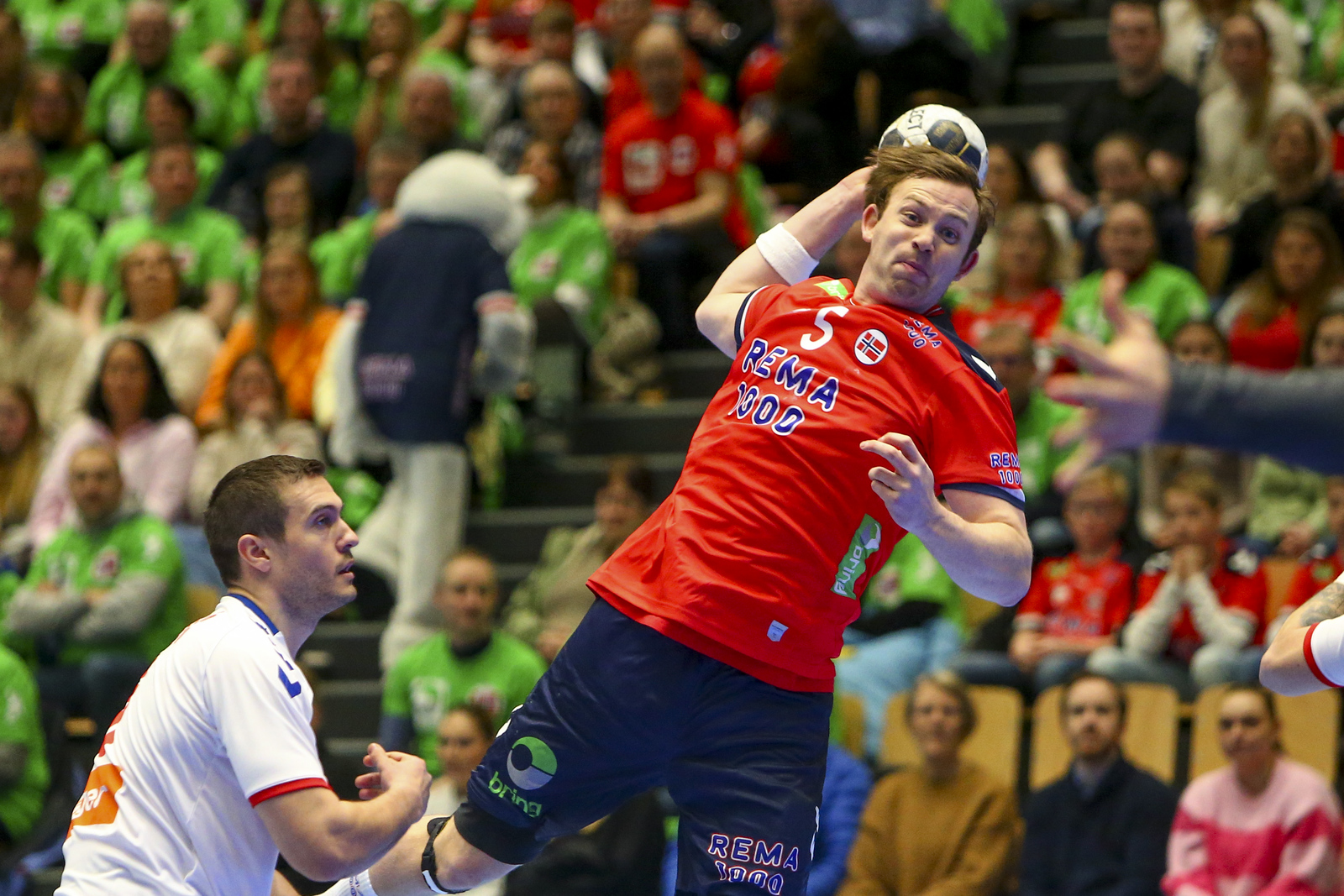 Norway and Iceland avenge losses, Greece close to historic place