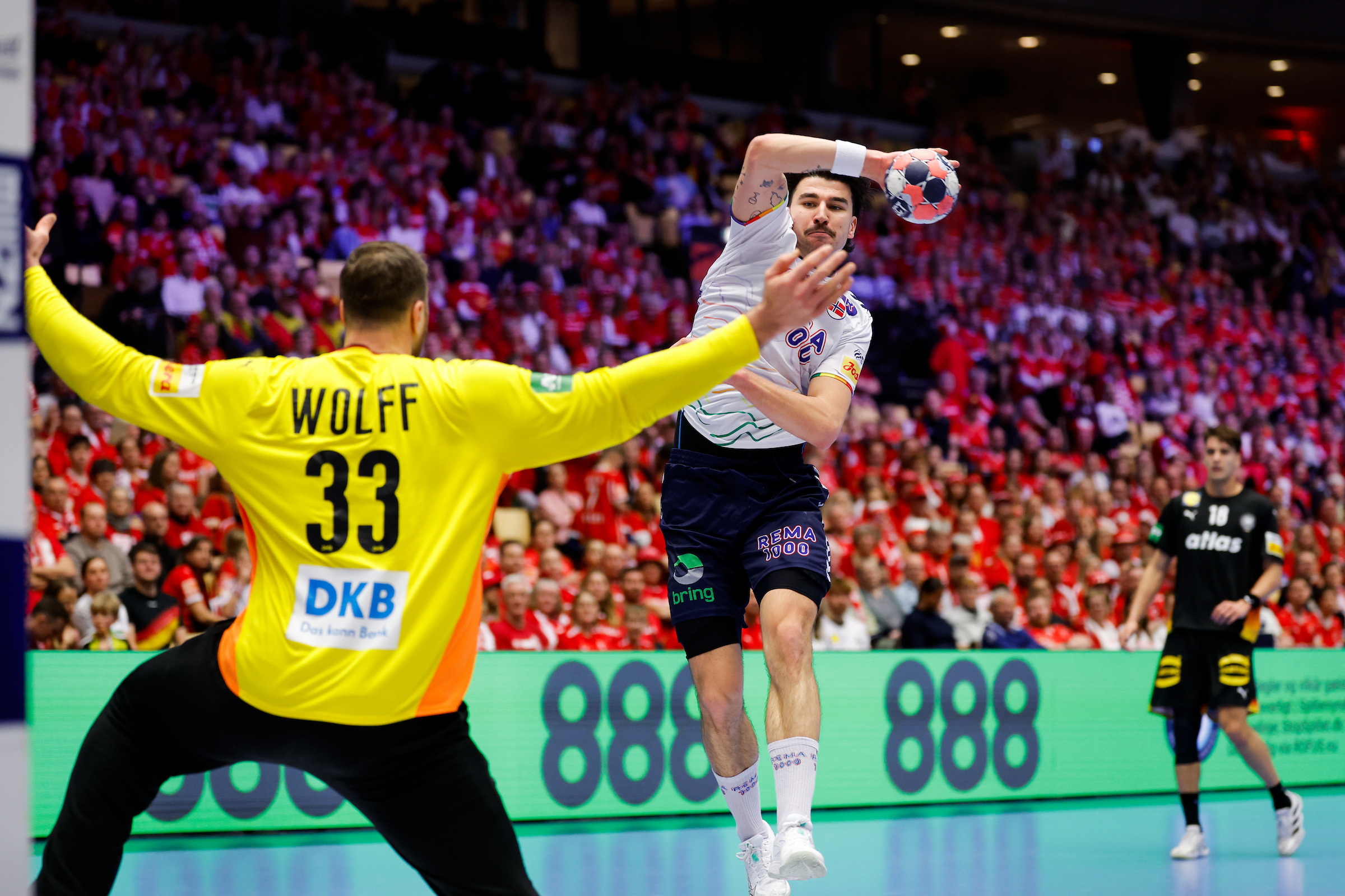 Live blog: Germany take slight lead as Wolff shines