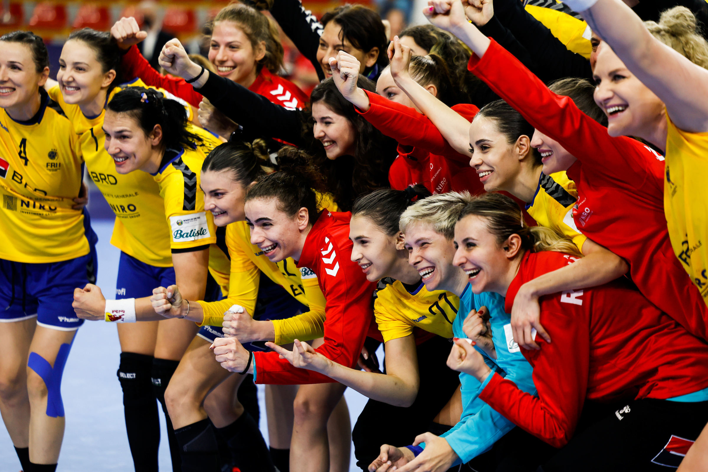 Bazaliu saves win for Romania with amazing buzzer-beater