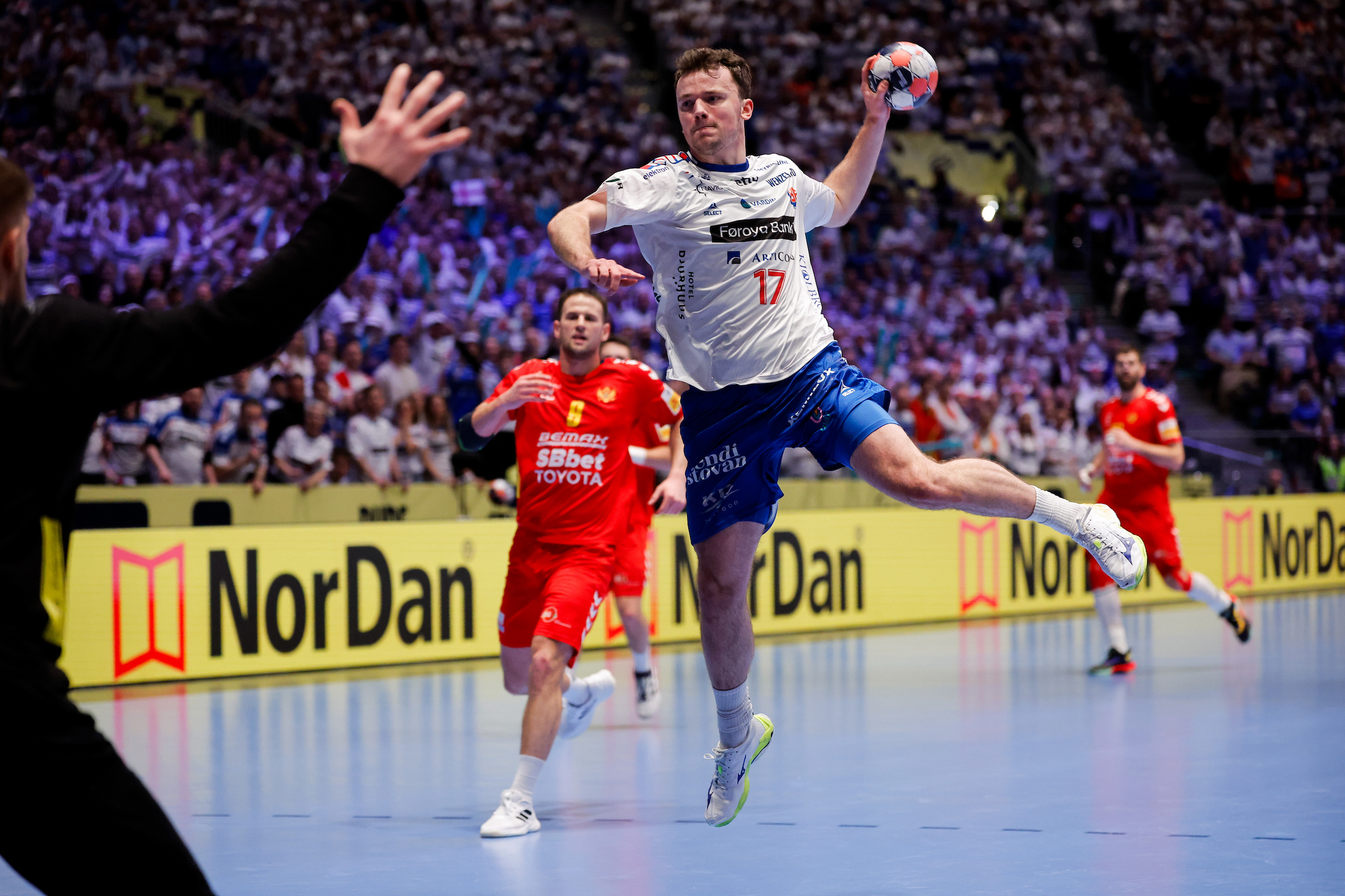 Live blog: Faroe Islands eye first win; Iceland and Portugal lead