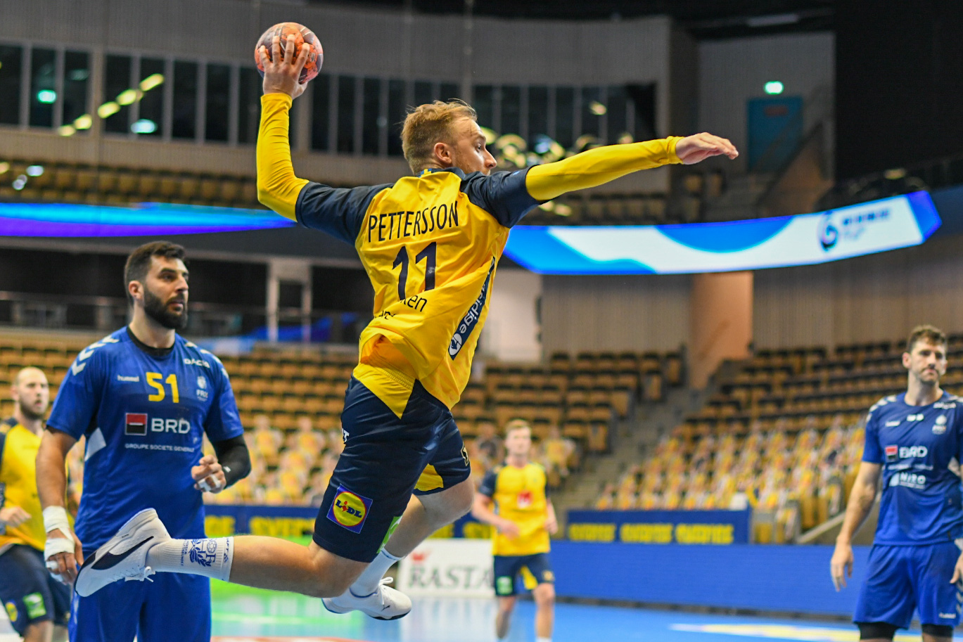 World Championship finalists hunt points as qualifiers resume